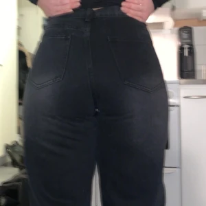 Wida 90tals jeans 🖤 - Supersnygga vida jeans med vintage-vibes. Slitningar framtill. Använd 2-3 gånger men har numera blivit för stora tyvärr. Formar kroppen otroligt fint och smickrar övrelår och rumpa. Köpta på Boohoo. Pris kan diskuteras vid snabb affär, Swish funkar 🖤