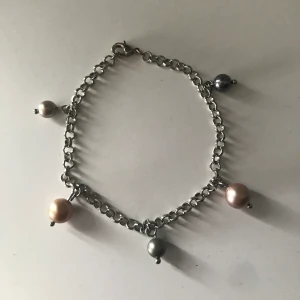 Armband med pärlor - Supergulligt handgjort armband med swarovski pärlor och resten med rostfritt/ kirurgiskt stål! Storleken går att anpassa efter önskemål!            100 kr/styck + frakt