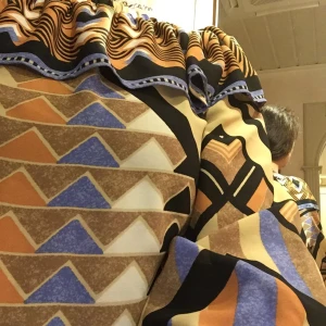 Blus med volang  - Blus med volang lång ärm färger beige brun svart rostfärg blått tar swish