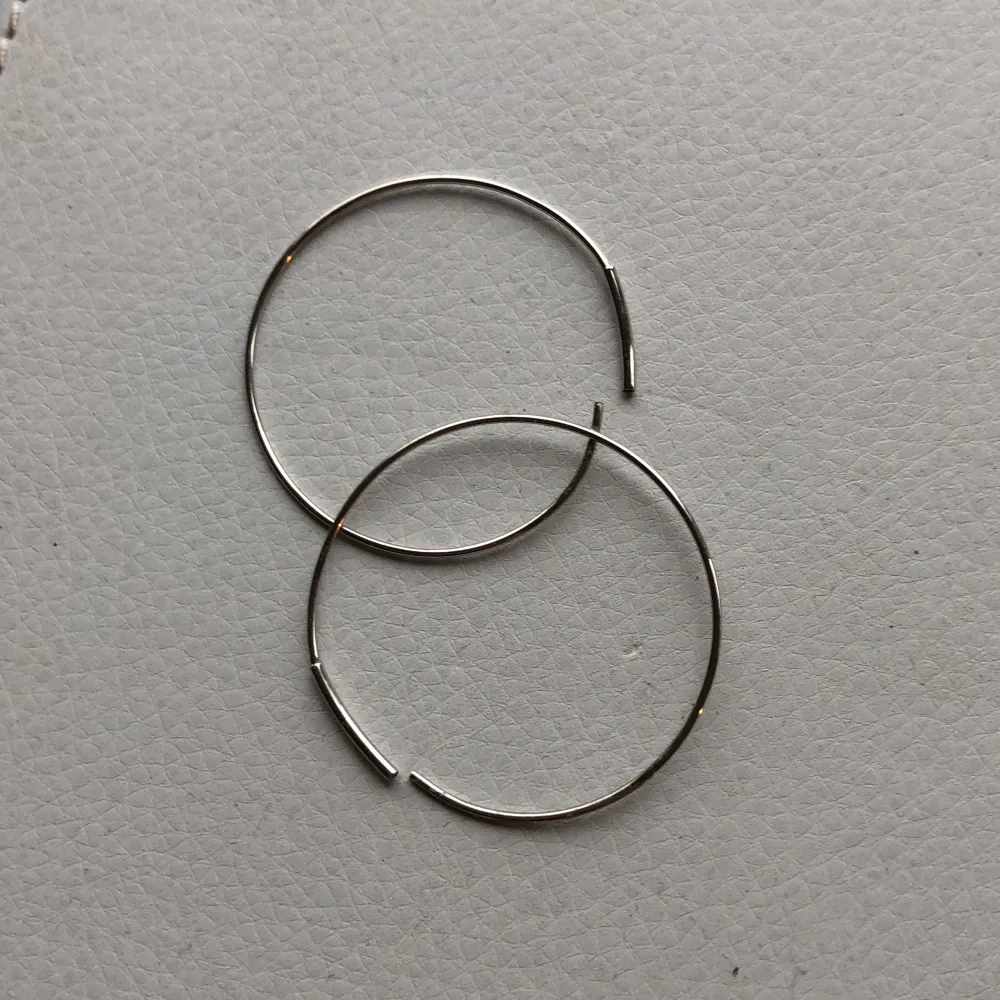 supereleganta silvriga ringar i lagom storlek, lätta och sköna. säljs då de är nickel och jag är allergisk, något att tänka på!. Accessoarer.
