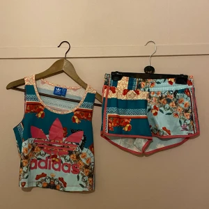 Adidas set- shorts och topp - Adidas set- shorts och topp, som nytt! Kan frakta (köparen står för frakten)