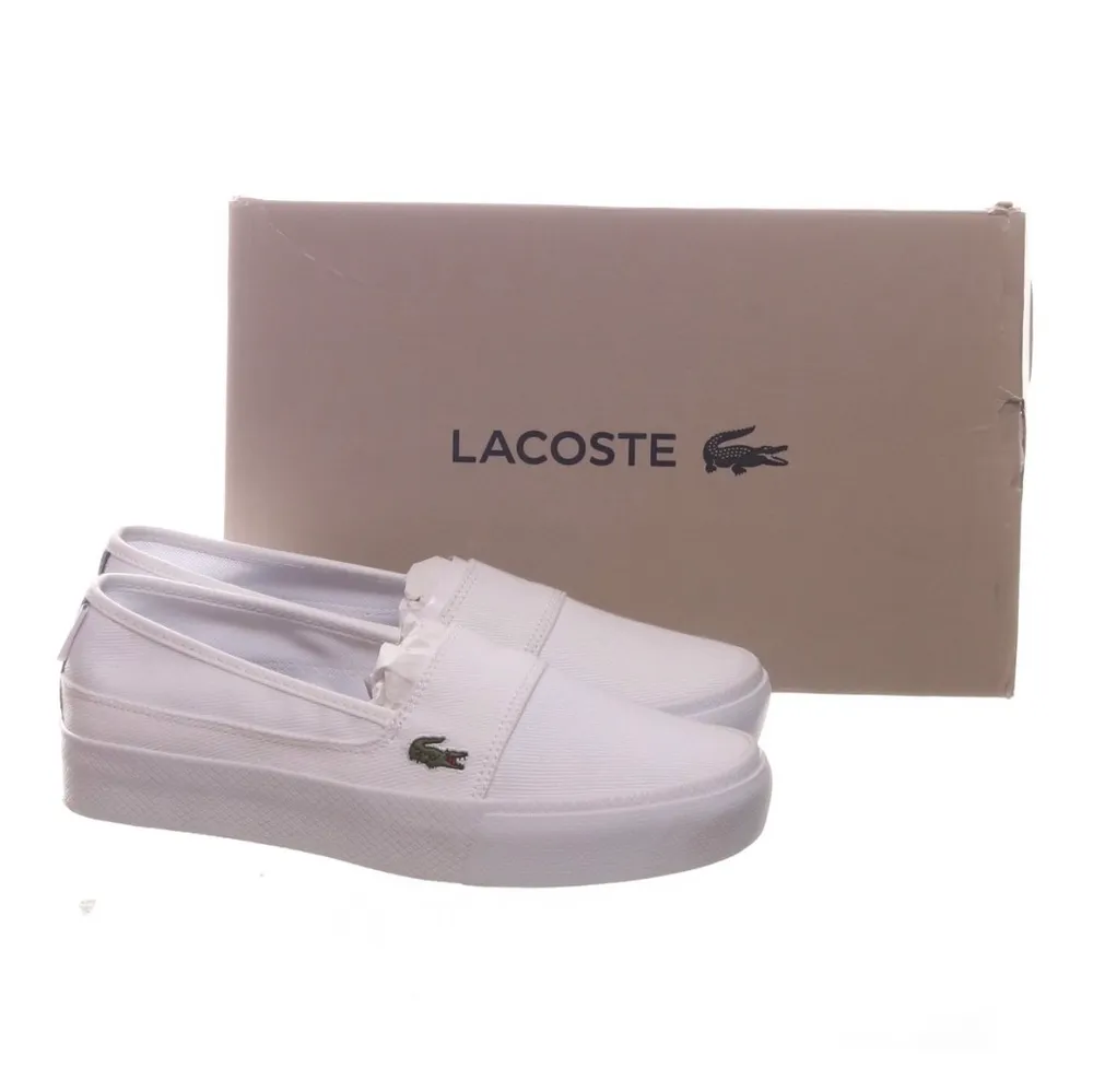 Lacoste loafers storlek 39 men de är små i storlek, passar 38. Helt nya och oanvända.. Skor.