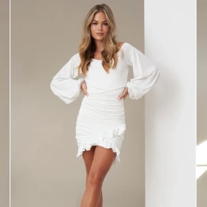 Vit klänning Hanna Schönberg x NAKD - Vit långärmad klänning som Hanna Schönberg designat för NAKD. Aldrig använd så i nyskick! 