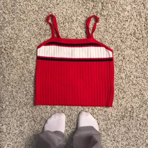 Topp - Skön ribbad topp med justerbara band från HM, gott skick! 