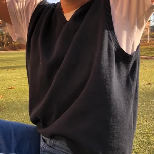 V ringad - Mysig v-ringad Väst eller vad det heter! Otroligt mjuk! Väldigt bra skick men köpt second hand. Bara att skriva om du har några frågor <3