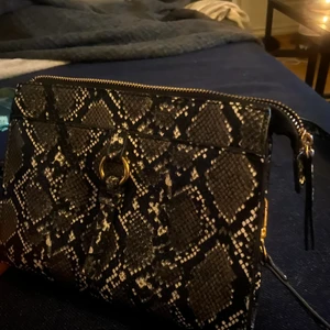 väska - snygg väska med ormmönster. många fack, frakten ingår i priset😊⚡️