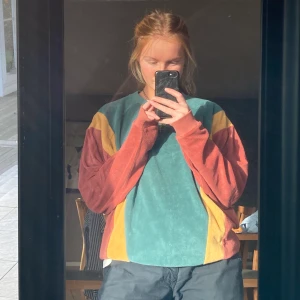 Sweatshirt - Säljer denna höstiga sweatshirt som ej kommer till användning. Frakt tillkommer☘️☘️ Bud på 165 + frakt, budgiving avslutas 8/11 23:00