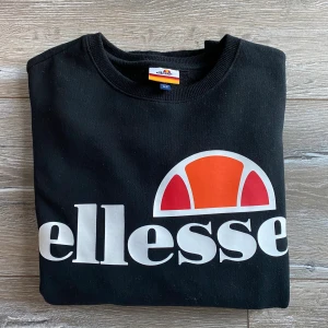 Ellesse sweatshirt strl S - Herrtröja men funkar även för tjejer. Endast använd ett fåtal gånger. Strl S.