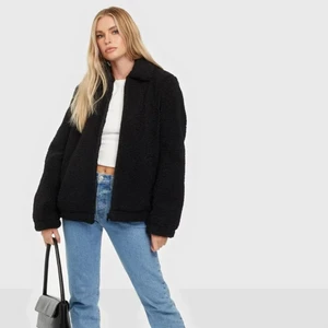 Teddy jacka - Populär Teddy jacka med dragkedja, endast använd 1 gån💖 den e i storlek L och passar perfekt som lite oversize för mig som är en xs/s. Köptes för 600kr🥰