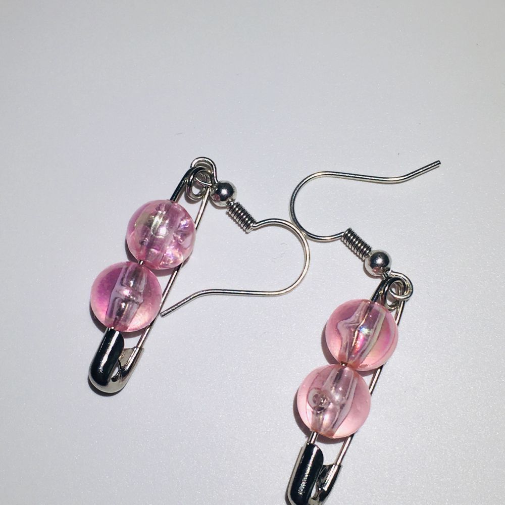 SÄKERHETSNÅLARNA SÅLDA fina örhängen med rosa pärlor på antingen en säkerhetsnål eller en kedja, det är möjligt att kombinera på något annat sätt om du skulle vilja det. örhängena är nickelfria och helt oanvända, rengörs också innan de skickas. 50kr + 11kr frakt eller 2 par från min sida för 100kr inkl frakt. om du är intresserad eller bara undrar något så är det bara att skriva💗💗. Accessoarer.