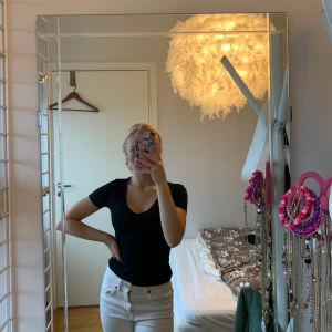 T-shirt H&M strl xs - Marinblå v-ringad basic t-shirt från HM