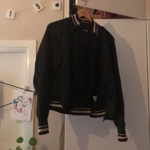 Tröja/jacka från Clara - En tröja/jacka från Clara, storlek står inte men den passar mig som är en S/M. Kan hämtas i Stockholm eller fraktas!