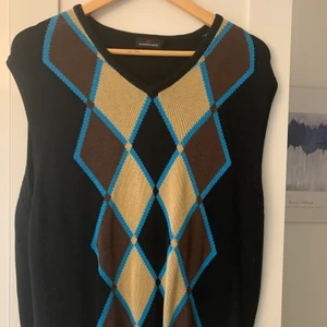 Stickad väst - Stickad väst som är köpt second hand. Storlek L men sitter snyggt oversized på S och M också✨