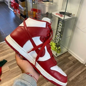 Nike Dunk High Retro  - Säljer mina fina Nike Dunk High Retro ”St Johns”. Dom är pre owned men ändå i fint skick. Mycket sko för pengarna om man jämför med andra modeller. Historiskt rik design och colorway. Jag köpte dom från 2am club’s instasida i juli 2020.     (Årsmodell 2016) (Storlek 10(44)) (Con 7/10) (Bud: 2690 bin: 2990) (ps har tagigt bort smutsen på gummit längst fram av vänstra foten)