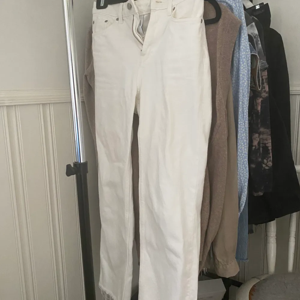 Vita jeans från Weekday i storlek 24/31 men avklippta för att passa mig som är ca 165cm lång.. Jeans & Byxor.