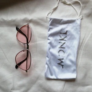 Rosa solglasögon  - Rosa, somriga solglasögon från monki💗 Ger världen en vie en rose nyans😇 köpte dem för ca 80kr? Frakt ingår! 