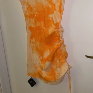 Zaful klänning storlek M - Tajt klänning som följer formerna på kroppen, kan justera längd på klänningen genom snörena på sidan. Super skön, och stretch.