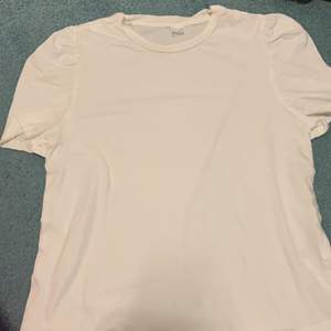 Basic white t-shirt. Ny , aldrig använd shopte. Storlek M ( 170/96A) 