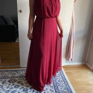 Vinröd bal/fest klänning - Säljer den här fina bal/fest klänningen i super bra skikt och den har användas endast en gång. Köpte den i Cypern och den är i storlek S. Köparen står för frakten🥰📦