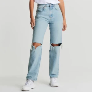 90s High waist jeans strl 42 - Säljer dom populäraste byxorna från Gina tricot. Använda ett fåtal gånger, mycket bra skick✨ nypris 599, mitt pris: 450🤍
