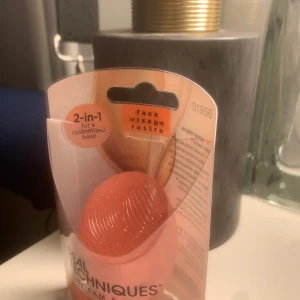 Beauty blender - Säljer en helt oanvänd beauty blender deras nya ifrån real techniques ❤️säljer denna då jag beställde den och ville testa men har inte haft den till användning då jag inte använder mig av foundation mm❤️