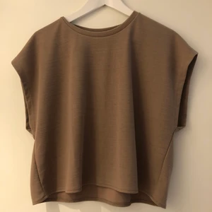 Topp från Zara - Säljer min fina topp från Zara! Supersnygg skärning vid ärmarna och runt halsen! Säljs då den inte kommer till användning. I priset är frakten inkluderad 💞