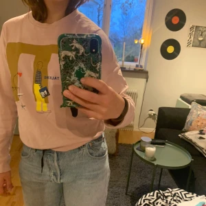 Cool tröja - Väldigt cool tröja köpt i Frankrike på Lafayette i storlek XS men funkar är ganska stor i storleken. Nypris cirka 399kr. Kan mötas upp i Sthlm annars står köparen för frakten!!