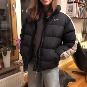 Nike dunjacka - (Första bilden är lånad)frakt tillkommer på 63kr💓 Säljer min jacka som tyvärr är för liten. Den är lite nopprig men som man knappt kan se när man kollar nära. Niketryck både fram och bak. Finns även en utfällbar luva, presic som på The North Face jackorna! ☺️