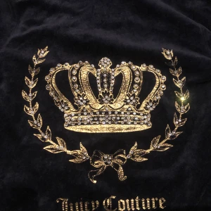 Juicy Couture - Säljer min jättefina juicy couture zip hoodie Då den aldrig kommer till användning. Mycket bra skick 