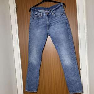Ett par slim jeans från HM i storlek 31/32. Inget fel med den utan att de är för små för mig! 