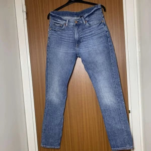 Jeans - Ett par slim jeans från HM i storlek 31/32. Inget fel med den utan att de är för små för mig! 