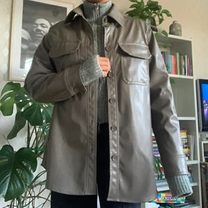 Faux leather jacka weekday - Snygg beigebrun skjorta/jacka från weekday i fakeskinn! 