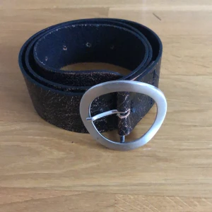 läderbälte - vintagelooking bälte, lite för stort för mig som är small/medium om du vill kunna dra åt det bör du vara large och uppåt