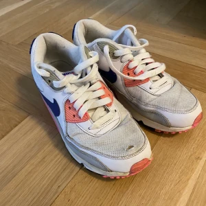 Nike Air Max 90 - Tydligt använda Air Max, har personligen tröttnat men hoppas någon annan kan få glädje av dem istället! Priset kan diskuteras och köparen står för frakten😊