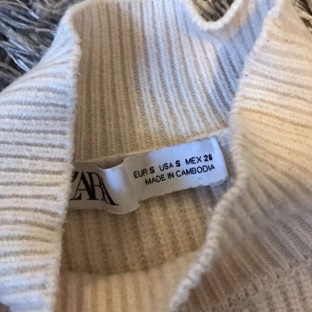 Beige stickad tröja från Zara, croppad modell men inte för kort, med polo liknande hals, lite nopprig lägst ner på tröjan . Tröjor & Koftor.