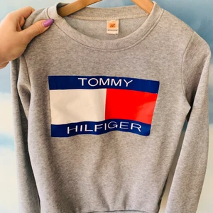 Tommy hilfiger hoodie - Snygg hilfiger tjocktröja som inte är äkta. Aldrig använd. Enbart testad. Väldigt mjuk.