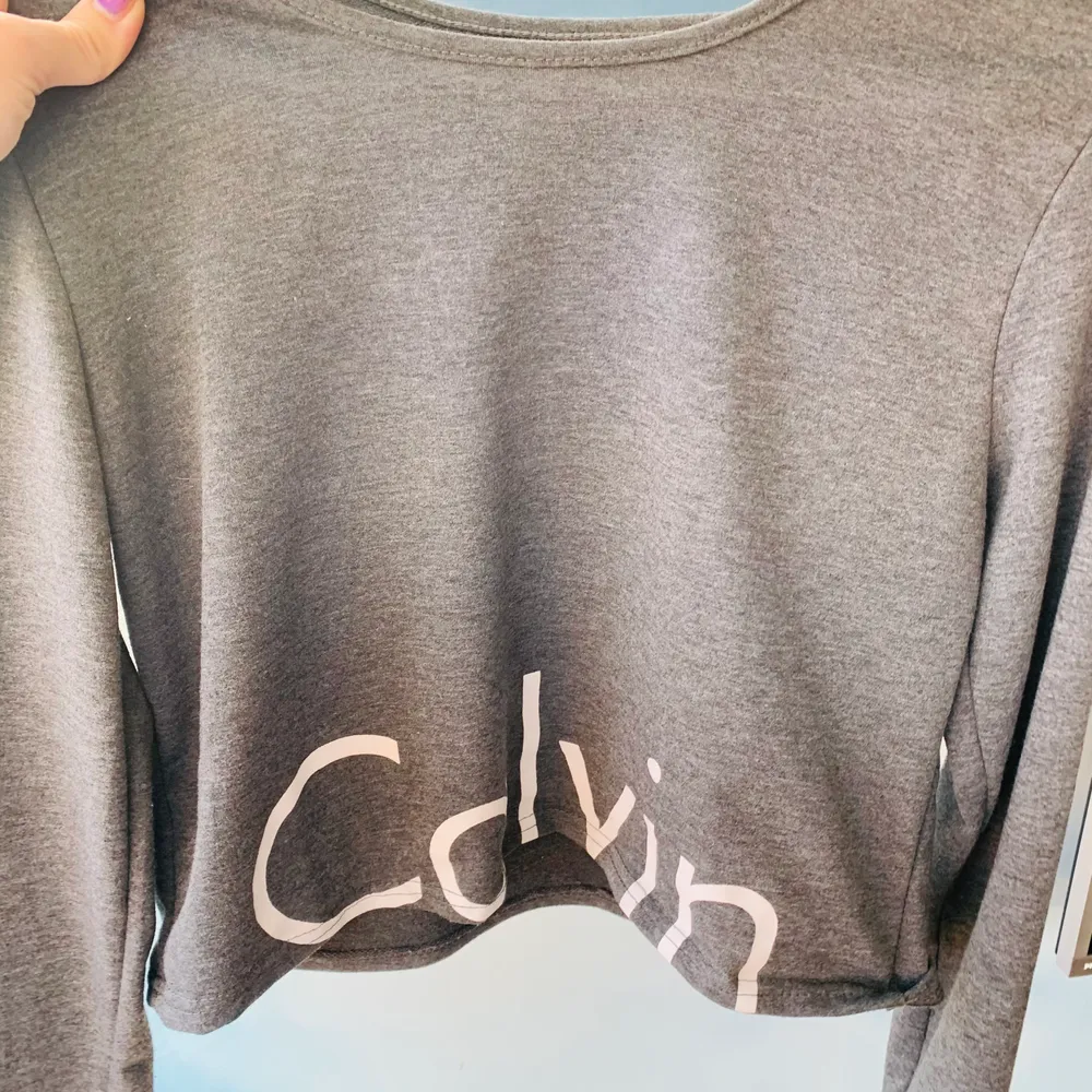 Tyvärr inte äkta men en croppad tröja med Calvin tryck. Långärmad och enbart testad.. Tröjor & Koftor.