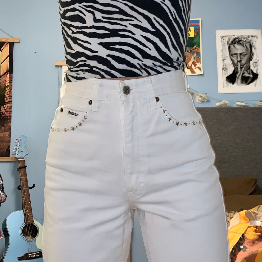 Smyckade vita jeans från Angels Jeans! Sitter perfekt men tight på mig med 27 i midja. Funkar säkert jättebra för 25-26. Fina detaljer på fickorna och på insidan <3. Ankle length på mig som är 170 cm. Inte genomskinliga, enormt plus! Gjorda i Italien.. Jeans & Byxor.