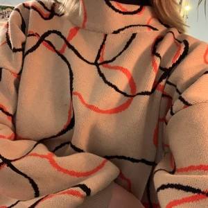 Tröja med Ballongärm - Underbar mönstrad tröja med ballongärm. Ärmarna är dessutom plisserade i sidorna! Saknar storlek, gissar M. Sitter fint oversized på mig med S.