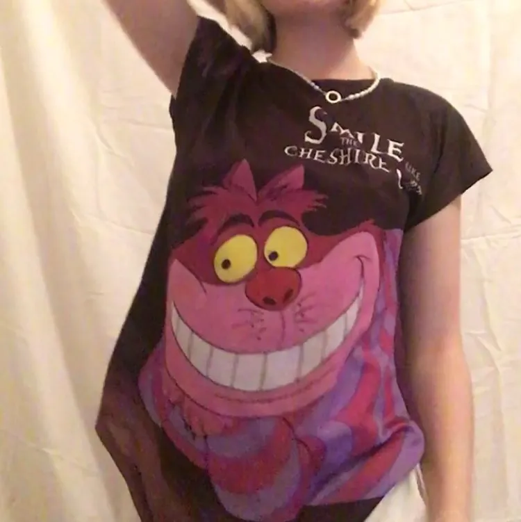 Smile like the cheshire cat t-shirt. T-shirts.