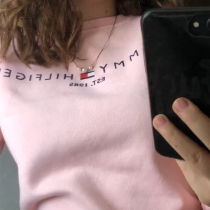 Tommy hilfiger - 1 år gammal, använd cirka 5 gånger. Säljer för den har blivit för liten för mig men den är fortfarande i lika bra skick och så snygg!