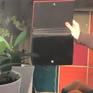 SVART HANDVÄSKA - Varat handväska/plånbok med 80’s vibes☺️💚