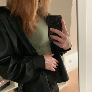 Skinnjacka/skjorta - Superfin och i väldigt bra kvalité. Säljer då jag har en liknande redan. Är i storlek M och sitter bra på mig som är en S. Köpte på hm för 300kr tror jag och säljer för 150kr ink frakt🤍