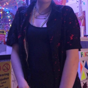 Svart skjorta med blodstänk på - Fin skjorta från Newyorker för typ 100kr. Ej använd. Köparen betalar frakt