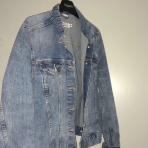 Jeans jacka - En fin Jens jacka från H&M köpt för 500kr aldrig använd så säljer för 200kr priset kan diskuteras för jag behöver pengar fort💕köparen trår för frakten 