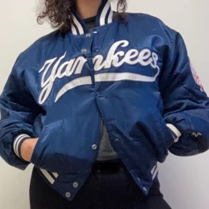 1990’s New york yankees Authentic starter satin/bomber jacket. - Nu säljer jag min orginal new york yankees Baseball Jacka som jag haft sen 90 talet. Sparsamt använd, inga hål fläckar eller revor. Väl bevarat skick. Herrstorlek/oversize