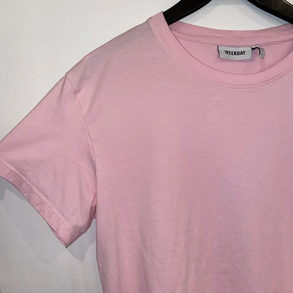 Jättefin vanlig rosa T-shirt som inte kommer till användning. Normal i storleken. Frakt tillkommer.. T-shirts.