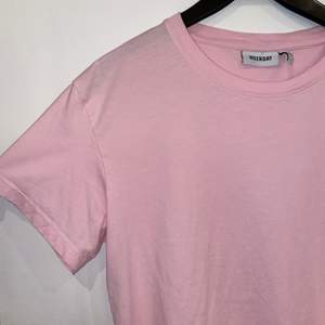 Jättefin vanlig rosa T-shirt som inte kommer till användning. Normal i storleken. Frakt tillkommer.