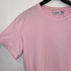 Pink weekday t-shirt - Jättefin vanlig rosa T-shirt som inte kommer till användning. Normal i storleken. Frakt tillkommer.