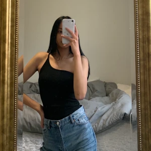 One shoulder body - Ny body, endast testad. Passar xs-s. Ribbad material